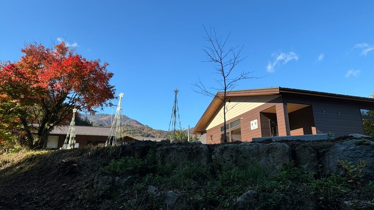 美城の外観。秋には紅葉に囲まれる