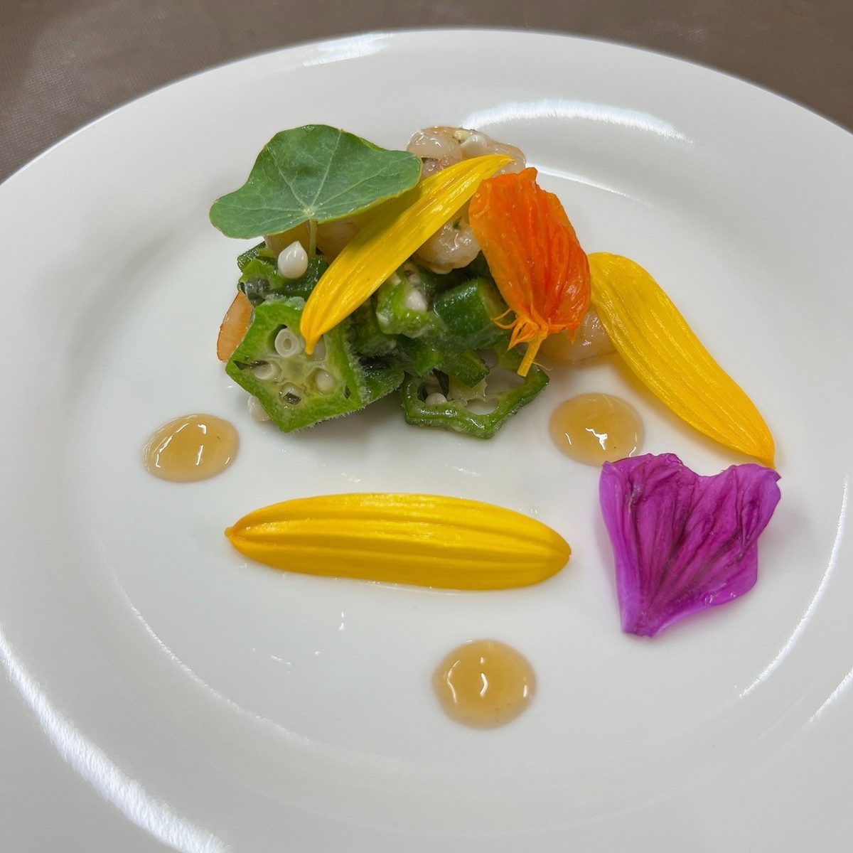美城の前菜。自家栽培の彩り野菜とハーブ